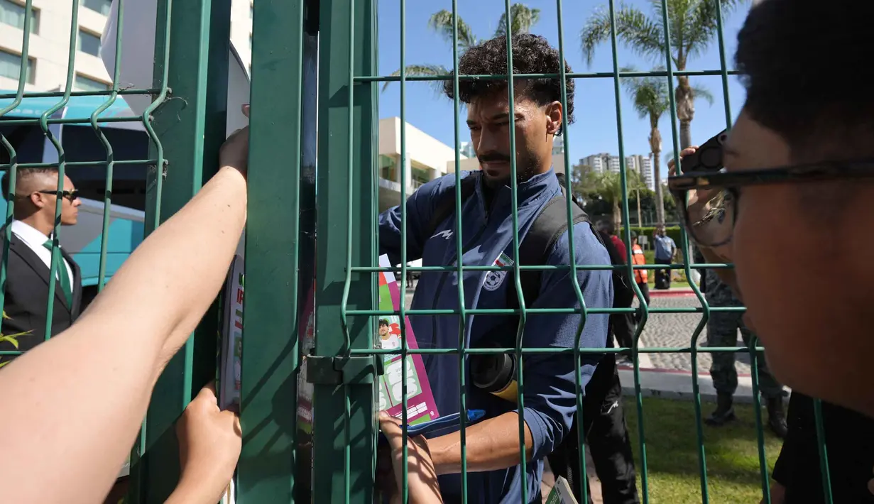 Bek Iran, Danial Iri, memberikan tanda tangan untuk para penggemar di luar Hotel Marriott sebelum berangkat untuk sesi latihan di Tijuana, Meksiko, pada 10 Juni 2026, menjelang turnamen sepak bola Piala Dunia FIFA 2026. (Guillermo Arias/AFP)