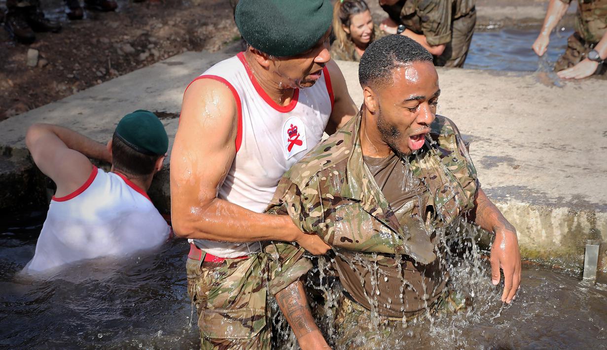 Gelandang Timnas Inggris, Raheem Sterling, saat mengikuti latihan di Markas Militer Kerajaan Inggris di Devon, (03/06/2017). Timnas Inggris menggelar latihan rahasia yang melibatkan pihak militer kerajaan. (EPA//Barry Wheeler)