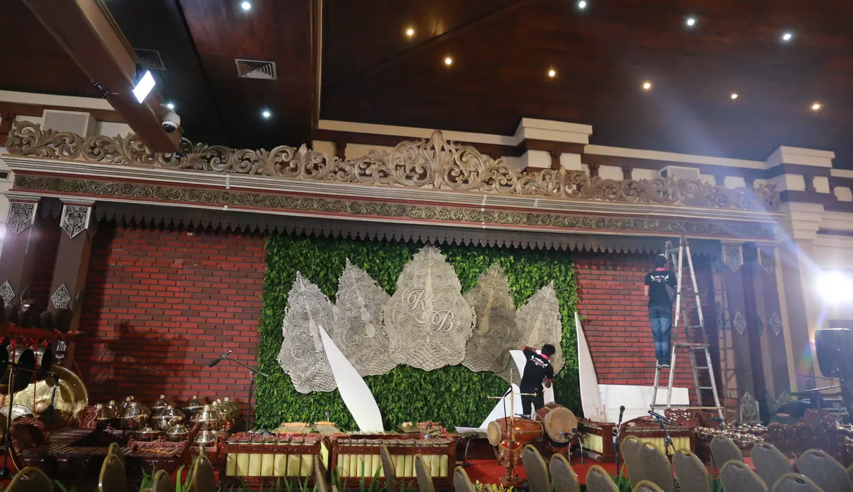 Deretan alat musik gamelan akan menghibur para tamu undangan. Terlihat dua orang pekerja masih menyelesaikan dekorasi. Tampilan begitu megah dengan kayu ukiran. (Adrian Putra/Bintang.com)