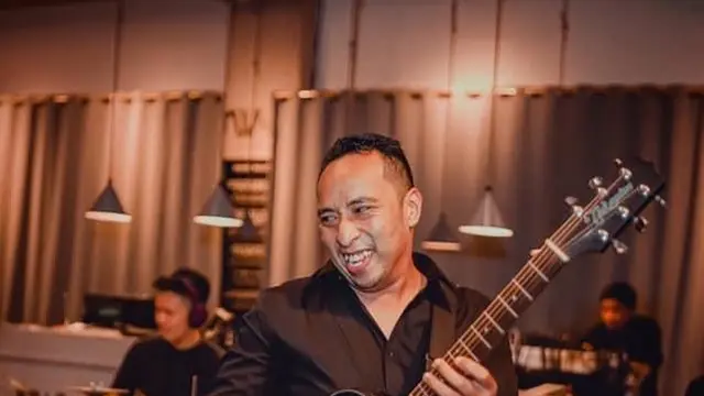 Go Public, Ini 6 Potret Dennis Talakua Kekasih Baru Marion Jola