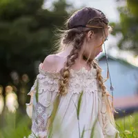 Gaya rambut bisa menjadi salah satu kunci supaya kamu terlihat seperti bidadari. Kamu bisa bergaya boho dengan kepangan rambut dipinggir seperti ini. (Hair Inspiration)