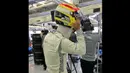 Pebalap Manor Racing asal Indonesia, Rio Haryanto, bersiap mengikuti latihan bebas pertama F1 GP Bahrain di Sirkuit Internasional Sakhir, Bahrain, Jumat (1/4/2016). (Bola.com/Twitter/Manorracing)