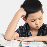 Overstimulasi terjadi ketika tubuh dan pikiran anak menerima terlalu banyak rangsangan dalam waktu bersamaan. [Dok/freepik.com/jcomp]