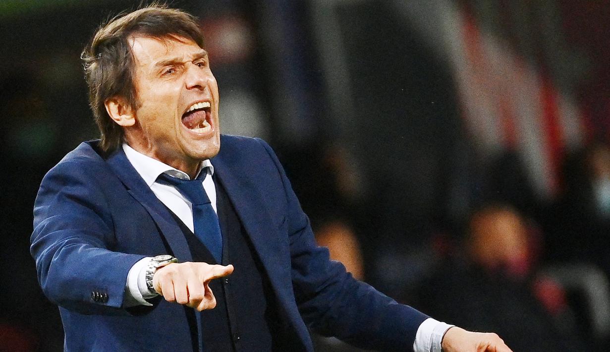 Antonio Conte - Tangan dingin pelatih asal Italia ini tak perlu diragukan lagi. Memenangkan gelar liga bersama Juventus, Chelsea dan Inter Milan merupakan bukti kepiawaiannya dalam meramu tim menjadi juara. (AFP/Vincenzo Pinto)