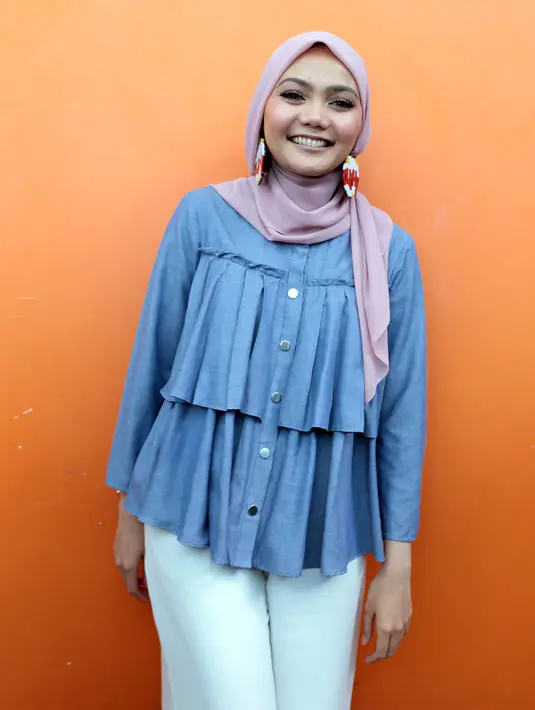 Rina Nose tidak mau mengumbar kisah cintanya dengan pria yang kini tengah dekat. Ia hanya menjelaskan bahwa pria tersebut merupakan orang yang luar biasa. Ia memiliki alasan tidak mengungkap kisah asmaranya. (Deki Prayoga/Bintang.com)