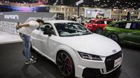 Seorang pengunjung mengamati mobil sport Audi dalam gelaran Thailand International Motor Expo 2020 ke-37 di Bangkok pada 13 Desember 2020. Sekitar 31 produsen mobil dan 20 pabrikan sepeda motor turut berpartisipasi dalam pameran yang digelar 2 hingga 13 Desember. (Xinhua/Zhang Keren)