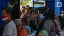 Kapolri Jenderal Pol Listyo Sigit Prabowo meninjau gelaran Vaksin Covid-19 Serentak di Gelanggang Olahraga Remaja (GOR) Radio Dalam, Jakarta Selatan, Selasa (8/3/2022). Vaksinasi tersebut serentak digelar di seluruh Indonesia yang diselenggarakan oleh Kepolisian RI.  (Liputan6.com/Herman Zakharia)