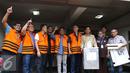 Tujuh tahanan KPK yang memiliki hak suara untuk Pilkada DKI Jakarta berfoto bersama usai menggunakan hak suaranya di TPS 19 Kelurahan Karet (khusus), di Gedung KPK, Jakarta, Rabu (15/2). (Liputan6.com/Helmi Affandi)