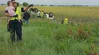 Aksi Polisi Menenangkan Bocah Cilik Korban Kecelakaan