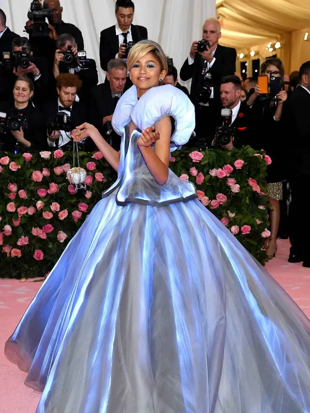 Gaun Cinderella Zendaya di Met Gala 2019 Curi Perhatian, Bersinar