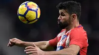 Pemain depan Atletico Madrid Diego Costa mengontrol bola saat melawan Valencia dalam pertandingan Liga Spanyol di stadion Wanda Metropolitano, Madrid (4/2). (AFP Photo/Gabriel Bouys)