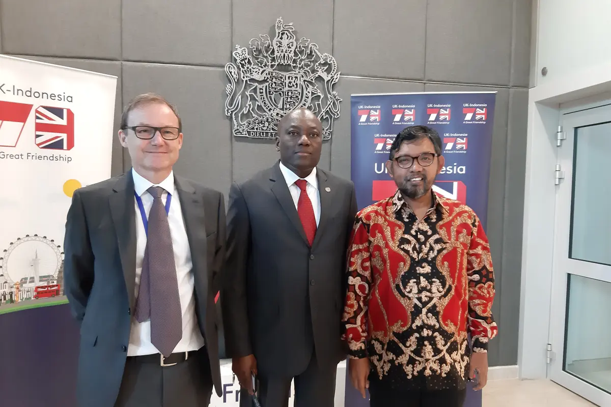Wakil Duta Besar Inggris untuk Indonesia Rob Fenn (kiri), Country Manager UNODC untuk Indonesia Collie F. Brown (tengah), Kepala Direktorat Pendidikan dan Pelayanan Publik KPK Giri Suprapdiono
