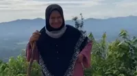Seorang nenek santai hiking pakai gamis. (dok. tangkapan layar TikTok @haishah.hashram/https://www.tiktok.com/@haishah.hashram/video/7010359090400611610)
