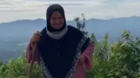 Aksi Seorang Nenek Hiking Pakai Gamis Sukses Curi Perhatian