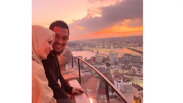 Jarang Tersorot, Ini 7 Potret Mesra Dewi Sandra dan Suami