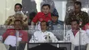 Presiden Joko Widodo hadir dalam final Piala Jenderal Sudirman di Stadion Utama Gelora Bung Karno, Jakarta, Minggu (24/1/2016) didampingi Panglima TNI, Jenderal Gatot Nurmantyo (kiri) dan Menpora Imam Nahrawi. (Bola.com/Vitalis Yogi Trisna)