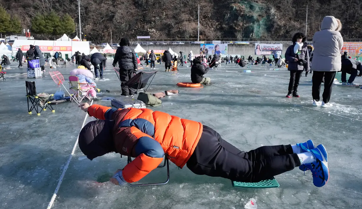 Hampir sama dengan sebelumnya, salah satu program kegiatan yang paling populer di festival ini adalah memancing di atas es. (AP Photo/Ahn Young-joon)