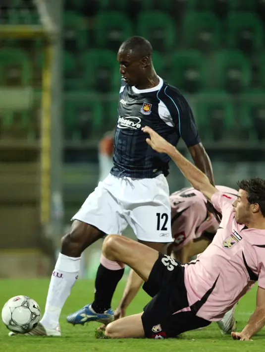 Setelah sukses dengan Michael Essien, Maung Bandung kembali mendatangkan pemain yang pernah memperkuat Chelsea yaitu Carlton Cole. (AP Photo/Alessandro Fucarini)