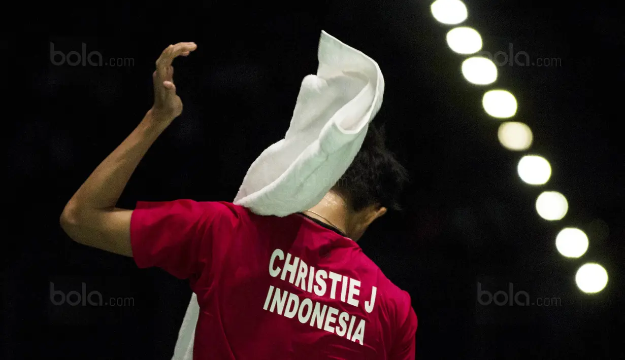 Tunggal putra Indonesia, Jonatan Christie, saat bertanding melawan pemain Thailand, Khosit Phetpradab, di Axiata Arena, Kuala Lumpur, Selasa (29/8/2017). Jonatan Christie menang 21-19, 21-10 atas Khosit Phetpradab. (Bola.com/Vitalis Yogi Trisna)