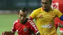 Pemain tengah Persija, Riko Simanjuntak (kiri) berebut bola dengan pemain Selangor FA saat laga persahabatan di Stadion Patriot Candrabhaga, Bekasi, Kamis (6/9). Persija kalah 1-2. (Liputan6.com/Helmi Fithriansyah)