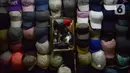 Seorang pria memilih pakaian bekas (Thrifting) di pasar Proyek Senen, Jakarta, Selasa (12/10/2021). Thrifting atau membeli barang bekas layak pakai guna menghemat pengeluaran. (merdeka.com/Imam Buhori)