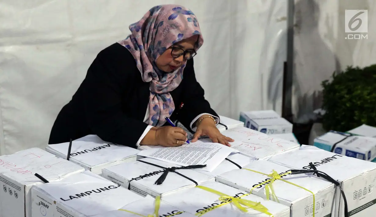 Petugas MK mengecek dokumen barang bukti yang diajukan tim BPN 02 pada sidang perselisihan hasil Pilpres 2019 di area Mahkamah Konstitusi, Jakarta, Kamis (13/6/2019). Sidang perselisihan hasil Pilpres 2019 akan berlangsung Jumat (14/6). (Liputan6.com/Helmi Fithriansyah)