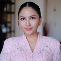 Lihat di sini pesona Jessica Mila dipulas soft pink romantic makeup look di momen pembaptisan sang putri. [@jscmila].