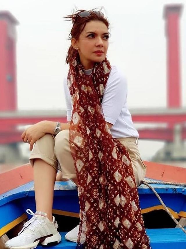 Kerap Tampil Formal, Ini 6 Gaya Santai Najwa Shihab Saat Pakai Sneaker