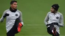 Penyerang PSG, Neymar Jr melakukan pemanasan saat mengikuti sesi latihan di Saint-Germain-en-Laye, Paris barat, (21/11). PSG akan bertanding melawan klub Skotlandia, Celtic pada grup B Liga Champions. (AFP Photo/Franck Fife)