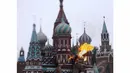 Para artis sirkus melakukan aksi sembur api di dekat miniatur Kremlin Moskow di Beijing World Park (AFP Photo/STR)