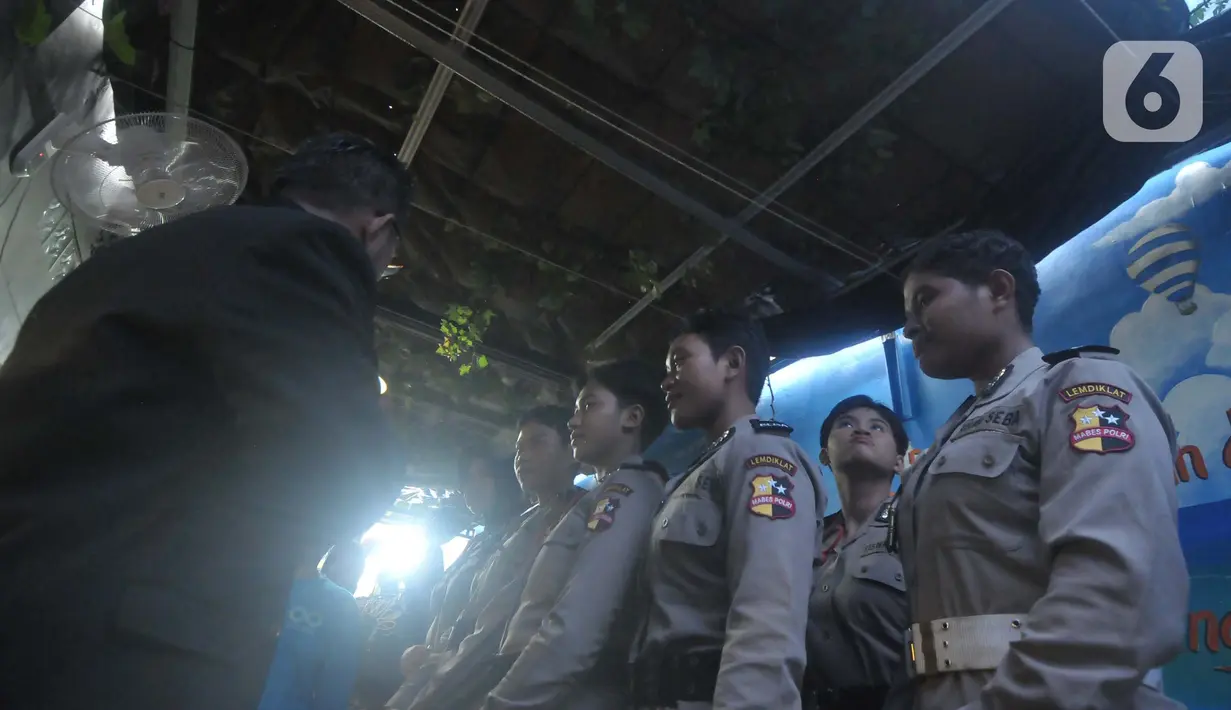 Sekolah siswa Bintara Polwan mengikuti edukasi tentang kolam gizi sebagai pencegahan planetary iklim atau perubahan iklim termasuk ancaman kehilangan keanekaragaman hayati. (merdeka.com/Imam Buhori)