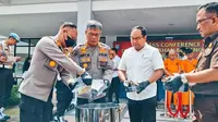 Pemusnahan barang bukti tindak pidana narkoba jenis sabu di Polda Riau. (Liputan6.com/M Syukur)