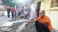 Waluyo, warga Kraton, Yogyakarta ini mendadak bikin heboh lantaran dirinya yang sudah dimakamkan satu tahun lebih itu pulang ke rumah. (Liputan6.com/Fathi Mahmud)