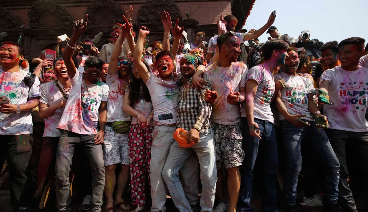 Ribuan orang merayakan Holi atau Festival Warna di Kathmandu, Nepal, 22 Maret 2016. Festival awal musim semi ini dirayakan oleh para umat Hindu di Nepal. (REUTERS / Navesh Chitrakar)