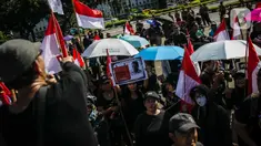 Massa yang menamakan diri Suara Rakyat Bersatu menggelar unjuk rasa di depan Balai Kota DKI Jakarta, Selasa (14/1/2020). Mereka menuntut Gubernur DKI, Anies Baswedan turun dari jabatannya, karena dinilai gagal dalam mengatasi banjir Jakarta di awal 2020. (Liputan6.com/Faizal Fanani)