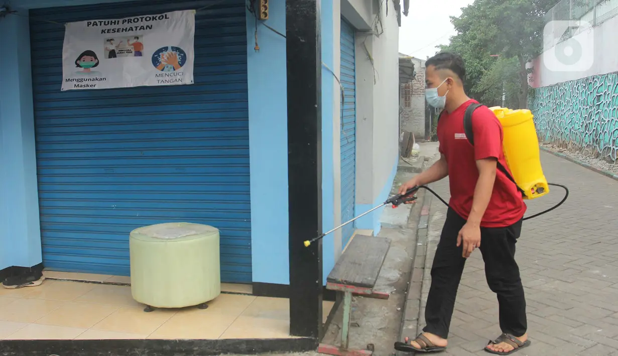 Petugas menyemprotkan disinfektan di RW 03, Kelurahan Gandasari, Kecamatan Jatiuwung, Kota Tangerang, Rabu (9/6/2021). Pemerintah setempat menerapkan lockdown skala mikro setelah 57 warga di kawasan tersebut terkonfirmasi positif COVID-19. (Liputan6.com/Angga Yuniar)