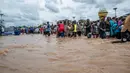 Hujan deras yang turun sepanjang malam dari Jumat (4/4) hingga Sabtu (5/4/2025) menyebabkan naiknya permukaan air. (Hardy BOPE/AFP)