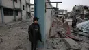 Sedikitnya 21 warga Palestina tewas, termasuk anak-anak dan seorang petugas medis. Tampak dalam foto, seorang pengungsi Palestina berdiri di samping tembok setelah pesawat Israel menargetkan sebuah rumah berlantai lima tadi malam, di Khan Yunis, Jalur Gaza selatan pada Kamis 6 Februari 2026. (Bashar Taleb/AFP)