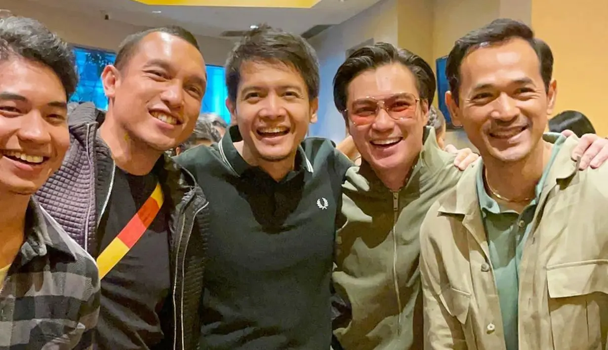 Diketahui Baim Wong dan Dimas Seto memang berteman baik. Keduanya saling mendukung satu sama lain, bahkan Dimas Seto terlihat menghadiri gala premiere film Lembayung yang disutradarai Baim Wong. Dimas datang bersama teman lainnya memberikan dukungan. (Liputan6.com/IG/@dimasseto_1)