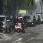 Banjir juga menyebabkan terjadinya kemacetan panjang di Jalan Letjen Suprapto, Cempaka Putih, Jakarta. (merdeka.com/Arie Basuki)