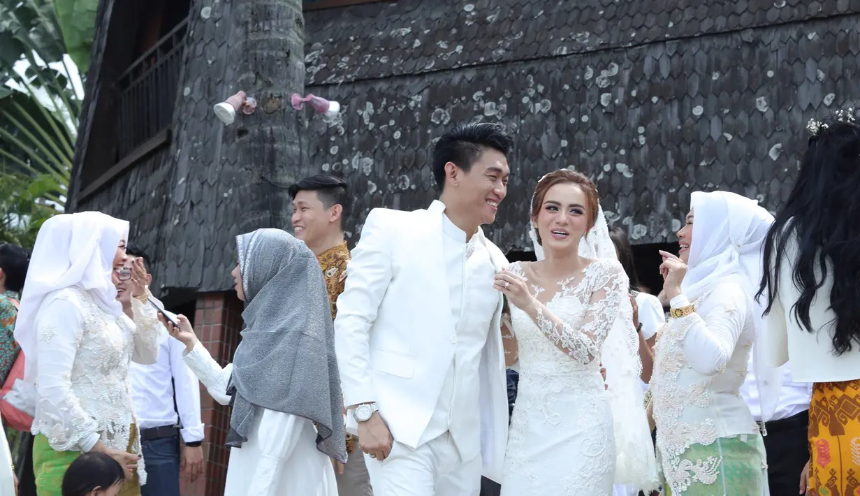 Usai resmi menjadi seorang suami, Ifan mengaku lega. Lantaran ijab kabul berjalan lancar tanpa ada halangan. Terlihat kebahagiaan dari foto-foto keduanya setelah resmi menjadi suami istri. (Galih W. Satria/Bintang.com)