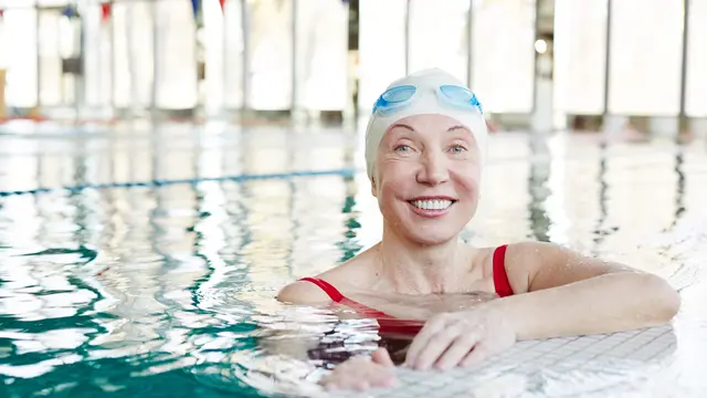 Olahraga berenang dapat membuat wajah tampak awet muda
