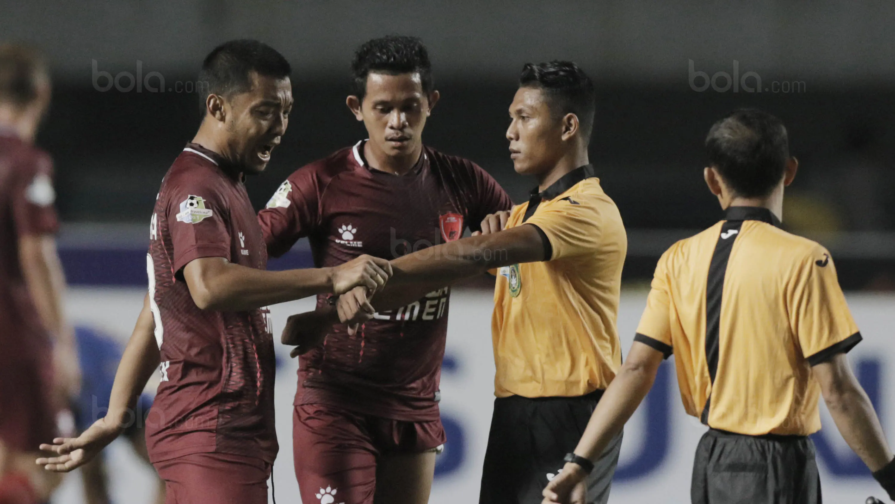 Kapten PSM Makassar, Hamkah Hamzah, memprotes keputusan wasit terkait waktu pertandingan saat laga melawan Persib Bandung dalam lanjutan Liga 1 di Stadion GBLA, Bandung, Rabu, (5/7/2017). Persib menang 2-1 atas PSM. (Bola.com/M Iqbal Ichsan)