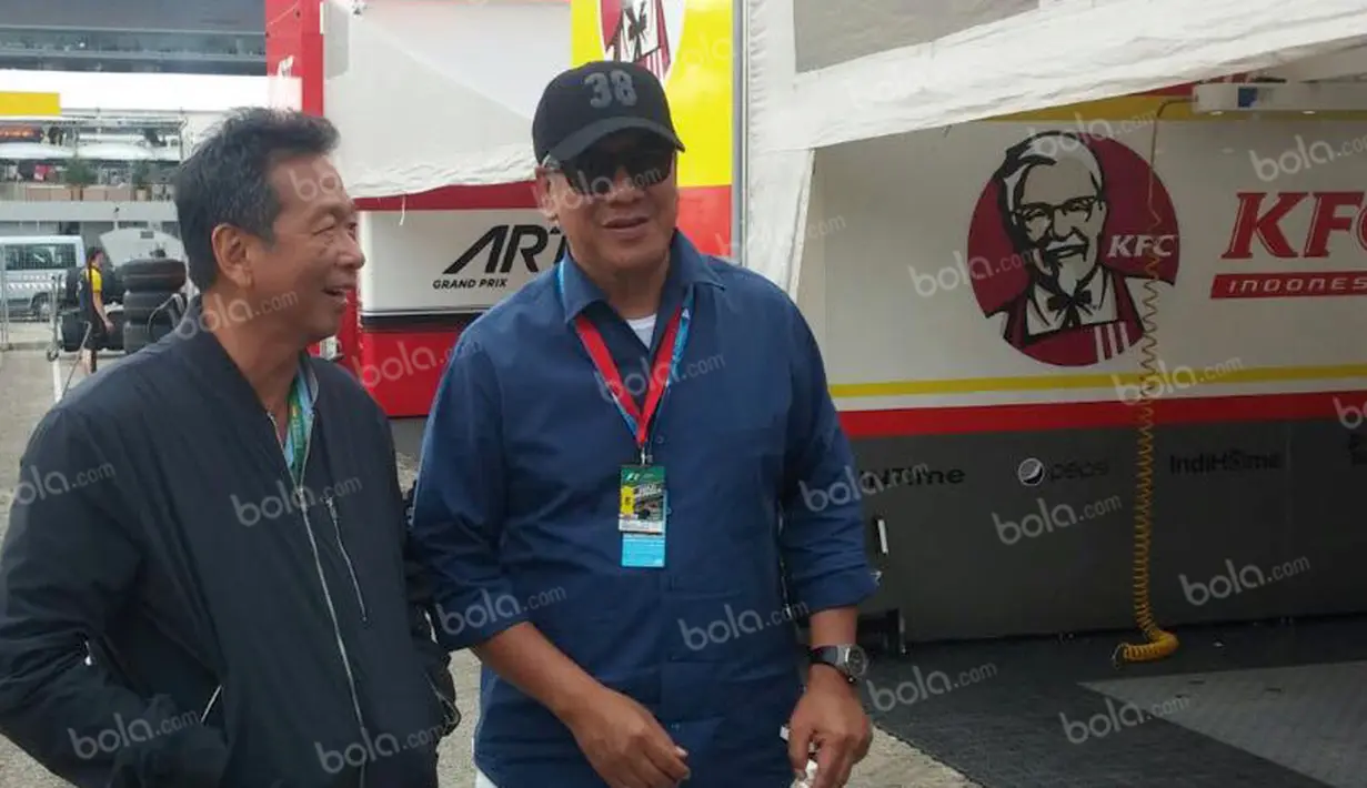 Ayah Rio Haryanto, Sinyo Haryanto (kiri), berbincang dengan ayah Sean Gelael, Ricardo Gelael, saat berkunjung ke paddock Pertamina Campos Racing di Sirkuit Catalunya, Spanyol, Sabtu (14/5/2016). (Bola.com/Reza Khomaini)