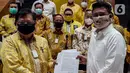 Ketum Partai Golkar Airlangga Hartarto menyerahkan SK dukungan terhadap Calon Wali Kota Medan Bobby Nasution pada Pilkada 2020 di DPP Partai Golkar, Jakarta, Selasa (18/8/2020). (Liputan6.com/Johan Tallo)