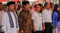 Ketua KPU Provinsi DKI Jakarta Soemarno (kiri), Ketua DKPP Jimly Asshiddiqie (kedua kanan) hadir dalam  launching pemilihan Gubernur dan Wakil Gubernur 2017 di Jakarta, Minggu (18/9). (Liputan6.com/Faizal Fanani)