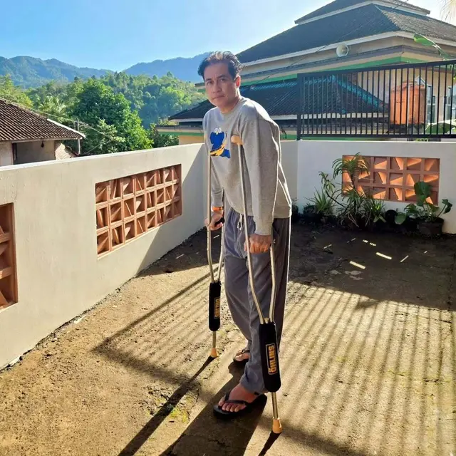 6 Potret Adjie Pangestu Belajar Jalan Usai Alami Cedera Tendon Achilles, Semangat Sembuh