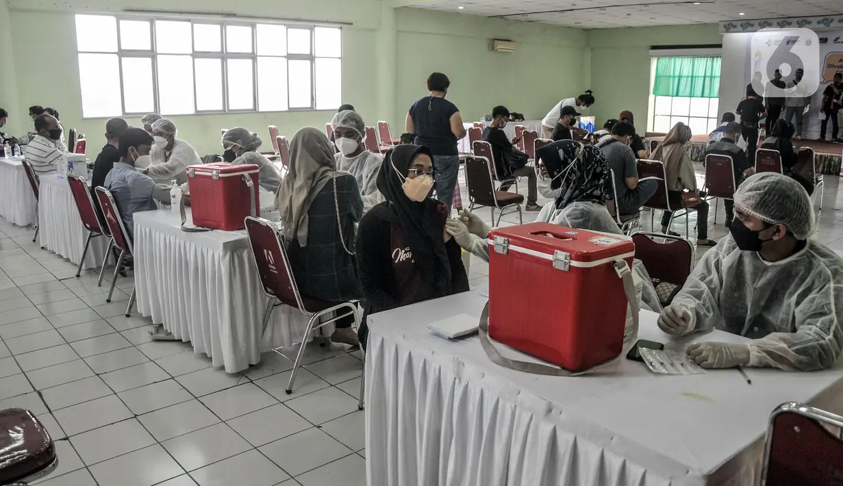 Suasana pelaksanaan vaksinasi dosis ketiga (Booster) di Pasar Induk Kramat Jati, Jakarta Timur, Kamis (10/3/2022). Data terkini mencatat capaian vaksinasi booster COVID-19 di Ibu Kota baru sekitar 1,4 juta orang. (merdeka.com/Iqbal S. Nugroho)