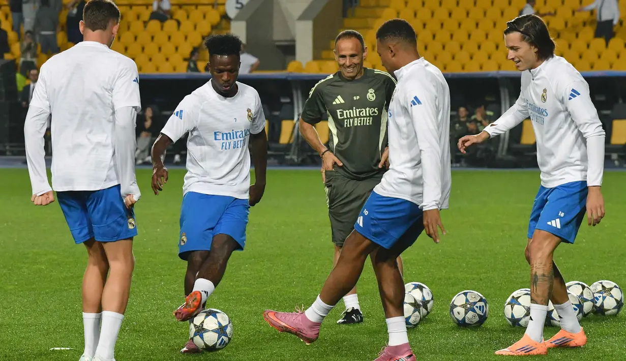 Diketahui, Real Madrid melakoni laga tandang di putaran kedua Liga Champions 2025/2026 dengan hasil negatif di liga domestik. (VYACHESLAV OSELEDKO/AFP)