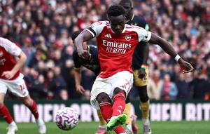 Bukayo Saka mengeksekusi penalti dan membawa Arsenal unggul 2-0 atas West Ham United dalam lanjutan Premier League 2025/2026 di Emirates Stadium, Sabtu (4/10/2025). (HENRY NICHOLLS / AFP)
